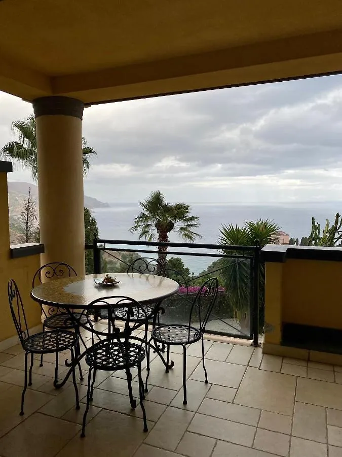 Taormina Bella Vista Apartment In Center With Pool By Taormina Holidays 0*,  Italia